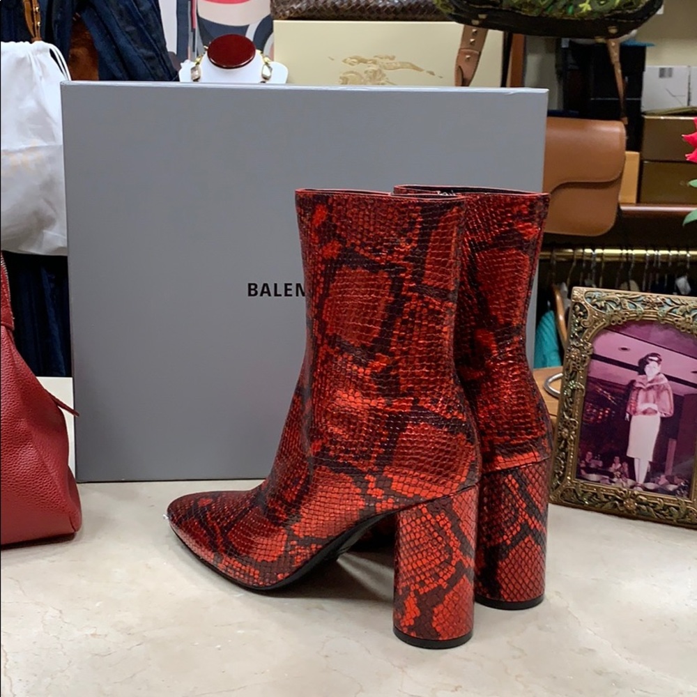 BALENCIAGA RED AND BLACK OVAL LEATHER SNAKESKIN BOOTIES ROUND HEEL SIZE 8.5